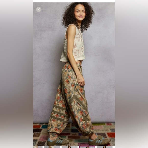 POL Floral Wide Leg Pants with Star Accent NWOT - Picture 4 of 5